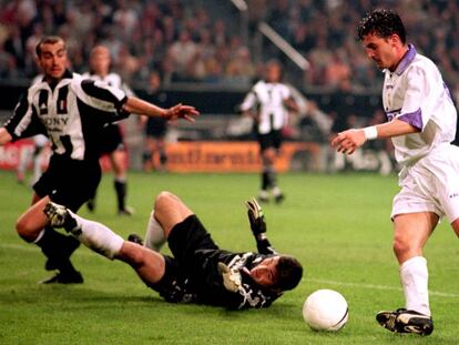 Mijatovic supera a Peruzzi para marcar el gol de la victoria en la Champions de 1998 contra la Juventus.