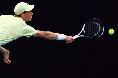 Sinner tries to return a backhand serve from Zverev.