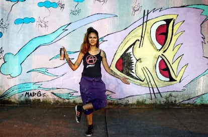 Mado, de 34 años, artista brasileña, posa para una fotografía en frente de una de sus obras en el barrio de Vila Madalena, en Sao Paulo, Brasil. "Una vez, una empresa no quiso contratarme para pintar un mural porque decían que las mujeres no podían transportar el material de trabajo (cajas de pintura, escaleras)", explica Mado. "Creo que las cosas solo mejorarán para todos nosotros si los hombres tratan a las mujeres de forma igualitaria".