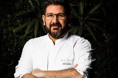 Hace un año que el cocinero Dani García abrió el tercero de sus cuatro restaurantes en Madrid, Dani, en el hotel Four Seasons. A lo largo de estos 12 meses, el chef malagueño ha ido consolidando una clientela fiel en el local, según aseguran fuentes del hotel. Además de los platos estrella de la carta, como es el tomate nitro y la hamburguesa, el cocinero, con motivo del primer aniversario ha incorporado platos que se preparan en la mesa a la vista del comensal por el equipo de sala que dirige Manuel Santos e Silva, como el guacamole con tomates secos, la ensalada César con jamón ibérico o el steak tartar de vaca vieja. También agrega el salmorejo amarillo, el tatín de tomate con queso feta y praliné de pistacho, las gambas de cristal a la andaluza con pimientos de Padrón, la tortilla de bacalao al pil pil con ensalada de hierbas, o la lubina con crema de hinojo.