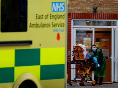 Un paciente ingresa en las Urgencias del Hospital Southend de Essex (Reino Unido) el pasado 1 de enero.