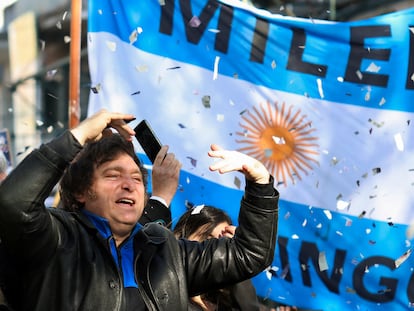 El candidato presidencial argentino Javier Milei gesticula durante un acto de campaña, en Buenos Aires, el pasado 25 de septiembre.