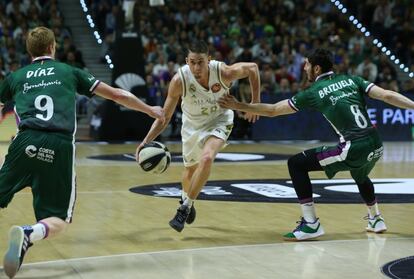 Carroll intenta superar a Brizuela y a Díaz durante la final de la Copa del Rey de Baloncesto.