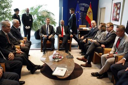 El rey Felipe VI, acompañado por el presidente del Parlamento Europeo, Martin Schulz (5d), durante el encuentro que ha mantenido la delegación española encabezada por el ministro español de Asuntos Exteriores, José Manuel García Margallo (2i), con una delegación del Parlamento Europeo, durante su visita a la sede de Estrasburgo.