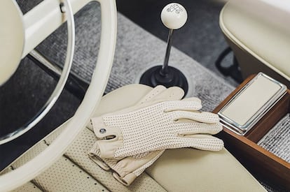 Una de las joyas creadas por Autodromo: guantes calados para conductores sibaritas.