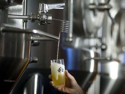 Germán Melgarejo, empleat de Moritz, revisa una cervesa a la fàbrica de la companyia a Barcelona.