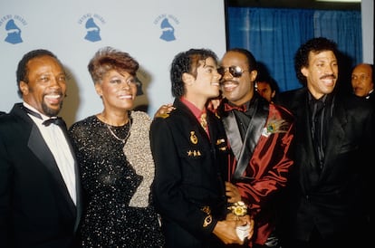 Desde la izquierda, Quincy Jones, Dionne Warwick, Stevie Wonder y Lionel Richie, durante la gala de los Premios Grammy de 1986. 