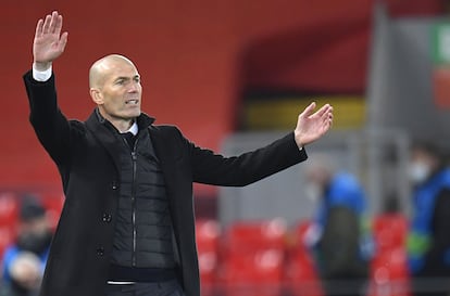 Zinedine Zidane, durante la vuelta de cuartos de final de la Champions en Anfield.