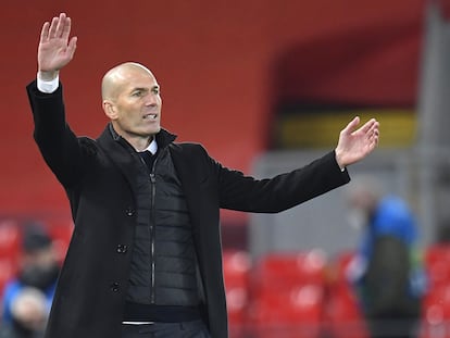 Zinedine Zidane, durante la vuelta de cuartos de final de la Champions en Anfield.