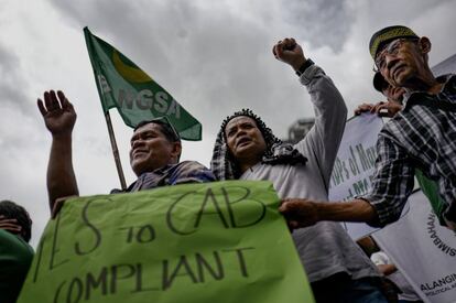 Activistas musulmanes y cristianos llevan a cabo un piquete durante las negociaciones bicamerales entre el senado filipino y el congreso, que determinan el destino que la comunidad musulmana para el autogobierno y la autodeterminación, el 11 de julio de 2018 en Manila (Filipinas).