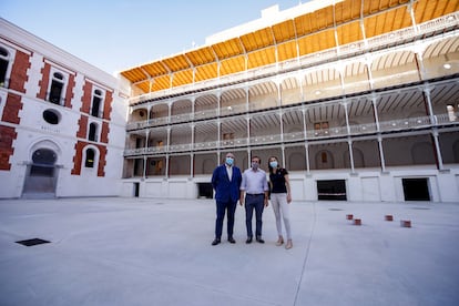 El alcalde de Madrid, José Luis Martínez-Almeida (c), posa junto a la delegada del Área de Cultura, Turismo y Deporte, Andrea Levy, este martes durante su visita el frontón Beti Jai, por primera vez en la programación de 'Pasea Madrid'