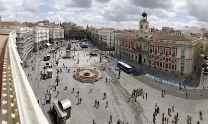 Vista panorámica de la Puerta del Sol de Madrid tras el desalojo de los últimos acampados y las labores de limpieza. Durante 79 días, el corazón de Madrid es el símbolo del 15-M. Gracias a las asambleas ciudadanas, el movimiento se traslada a los barrios. Hace 10 años, la #spanisrevolution cristalizó el descontento provocado por la crisis económica de 2008, una rebelión de jóvenes concienciados y comprometidos contra los recortes y la precariedad que consiguió aglutinar a ciudadanos de todas las edades.