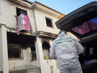 Incendio en una casa de Maracena (Granada) en la que han fallecido una madre y su hijo, este viernes.