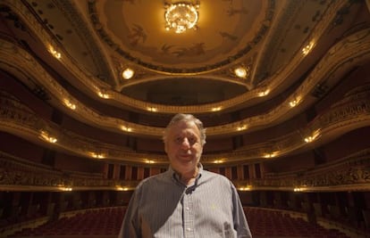 John Neschling posa no centro do palco do Municipal.