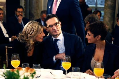 De izquierda a derecha, Yolanda Díaz, Joseph Oughourlian e Isabel Rodríguez. El directivo ha destacado el papel de los medios del grupo, basado en una oferta informativa contrastada y de calidad.