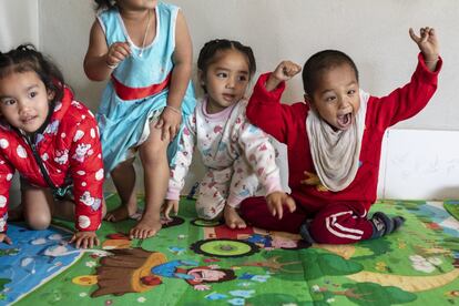 Kum acude cada mañana a la guardería donde interactúa y juega con otros niños de la aldea. 