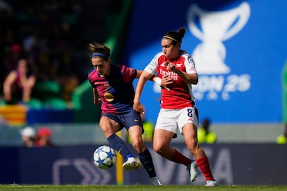 Barcelona's Aitana Bonmati, left, duels for the ball with Arsenal's Mariona Caldentey during the women's Champions League final soccer match between Arsenal and FC Barcelona at the Jose Alvalade Stadium in Lisbon, Saturday, May 24, 2025. (AP Photo/Jose Breton)