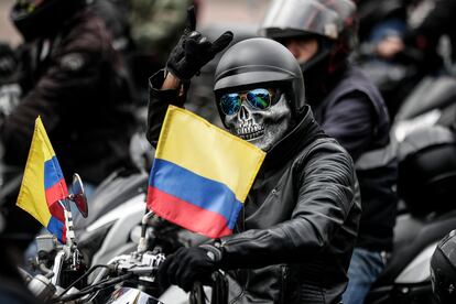 Un motociclista saluda durante la protesta de este miércoles, el gremio exige al Gobierno de Gustavo Petro ser escuchados.