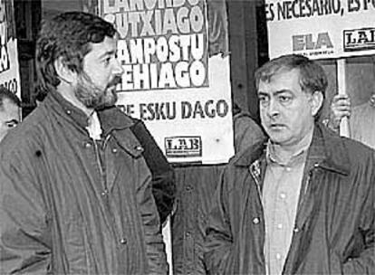 Rafa Díez y José Elorrieta, en una concentración conjunta ante la sede de Confebask en 1998.