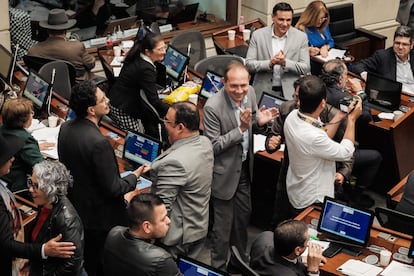 Senadores del Pacto Histórico y el ministro del Trabajo, Antonio Sanguino, celebran la aprobación de la reforma laboral, este martes.