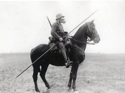 Soldado de la caballería alemana en Saint Quentin y Laon (Francia), durante la Primera Guerra Mundial.