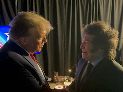 El expresidente de Estados Unidos y candidato presidencial republicano, Donald Trump, saluda al presidente de Argentina, Javier Milei, en la reunión anual de la Conferencia de Acción Política Conservadora (CPAC) en National Harbor (Maryland), este sábado.