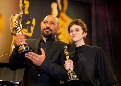 Hamdan Ballal (izquierda y víctima del ataque) y Rachel Szor posan tras recoger el Oscar el pasado 2 de marzo en Los Angeles.