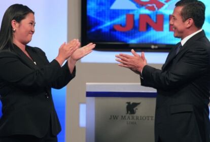 Los dos candidatos electorales se aplauden tras debatir ante las elecciones del 5 de junio