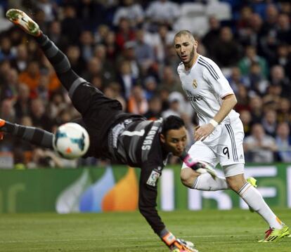 Benzema observa como Navas despeja el balón