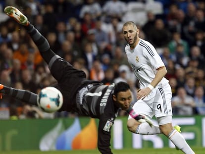 Benzema observa como Navas despeja el balón