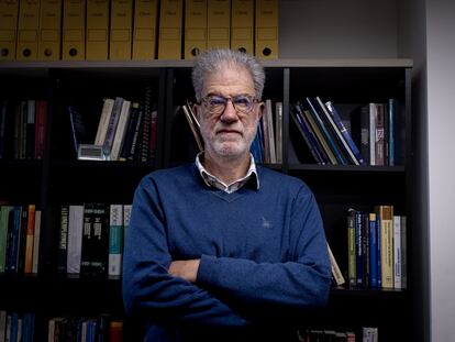 Eduardo Engel, economista chileno en su oficina en Santiago (Chile).