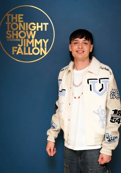 Peso Pluma luciendo la chamarra Louis Vuitton previo al show con Jimmy Fallon.
