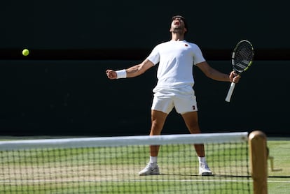 Carlos Alcaraz celebra su triunfo ante Fritz que le da acceso a la final de Wimbledon de este domingo.