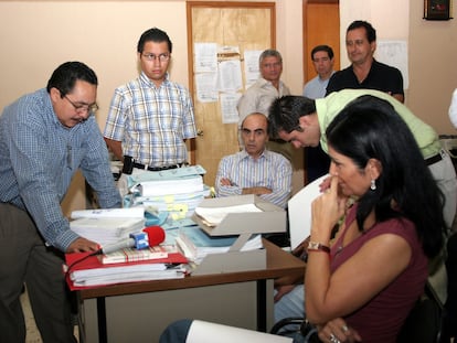 La periodista Lydia Cacho, en 2006 durante su careo con el empresario Kamel Nacif, sentado a la otra esquina de la mesa.