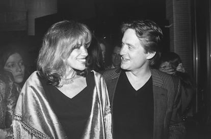 Carly Simon y Michael Douglas en 1990.