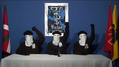 Imagen de los tres encapuchados de ETA que el 20 de noviembre de 2011 leyeron el comunicado en el que la banda anunciaba el 