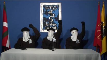 Imagen de los tres encapuchados de ETA que el 20 de noviembre de 2011 leyeron el comunicado en el que la banda anunciaba el