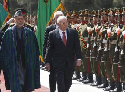 El vicepresidente de EE UU, Dick Cheney, pasa revista a la guardia de honor afgana en compañía del presidente afgano, Hamid Karzai