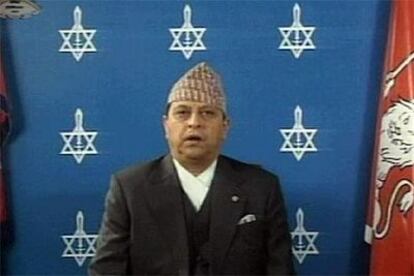 El rey Gyanendra de Nepal, durante su discurso televisado.