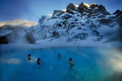 En las diferentes piscinas termales de Leukerbad, en el cantón suizo de Valais, el agua está a una temperatura de entre 28° y 43°C. ¡Así cualquiera se baña al aire libre en invierno! La entrada de un día sale por 29 francos suizos. Y los esquiadores que quieran combinar las pistas con el agua, pueden comprar un pase especial que incluye ambas actividades.
