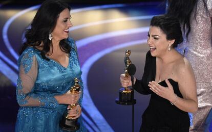 Melissa Berton e Rayka Zehtabchi, vencedoras do Oscar de melhor documentário curta com 'Absorvendo o Tabu' ('Period. End of Sentence'), sobre menstruação.