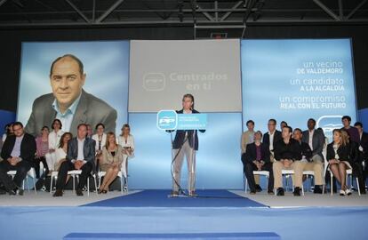 Francisco Granados Lerena, en la presentación en 2011 del candidato del PP a la alcaldía de Valdemoro, José Carlos Boza. Ambos han sido detenidos.