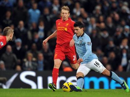 Agüero encara a Agger