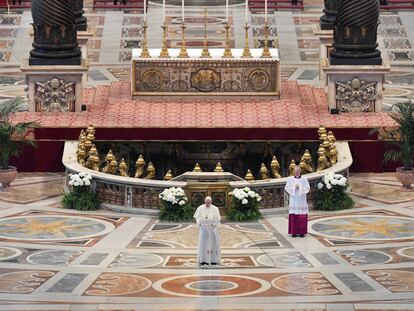 El papa Francisco celebra la misa este domingo en la basílica de San Pedro, vacía a causa del confinamiento por la pandemia de Covid-19.