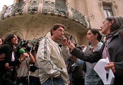 David Trueba charla ayer con los periodistas en el exterior de la SGAE.