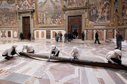 Con motivo de las celebraciones por el quinto centenario de la muerte de Rafael Sanzio (Urbino 1483-Roma 1520), los Museos Vaticanos exponen en la Capilla Sixtina, desde este lunes y durante solo una semana, los tapices con los 'Hechos de los Apóstoles San Pablo y San Pedro'.