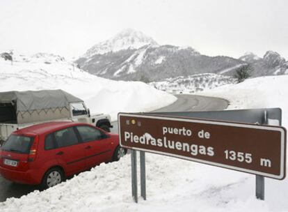 Imagen del temporal de nieve en el puerto de Piedrasluengas, al norte de la provincia de Palencia, en el límite con Cantabria.