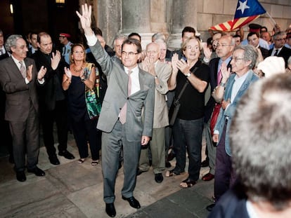 Artur Mas, el 20 de septiembre de 2012, saluda en la plaza de Sant Jaume (Barcelona) tras su reunión con Mariano Rajoy en La Moncloa.