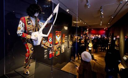 Vista de una guitarra y un traje usado por Prince durante la vista previa de la exposición 'Play It Loud: Instruments of Rock & Roll', en el Museo Metropolitano en Nueva York. La muestra reúne unos 130 instrumentos musicales de iconos del rock and roll de entre 1939 y 2017. Entre los artistas cuyos instrumentos hacen parte de la muestra que se inaugura el 8 de abril, se encuentran Los Beatles, Chuck Berry, Jimmy Page, Elvis Presley y Jimi Hendrix