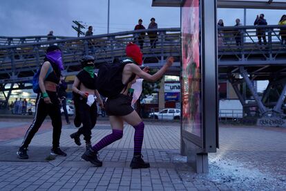 Un pequeño grupo de mujeres protesta a lo largo de la marcha. 